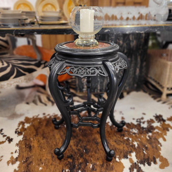 Image 1 of Petit guéridon/table d'appoint, en bois ébénisé et sculpté et en marbre, dynastie Qing, vers 1900 – Chine