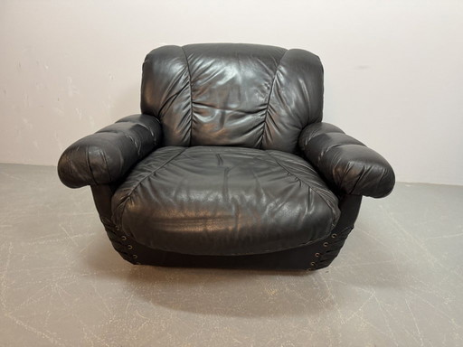 Beautiful Big Black Leather Postmodern Italian Design Space Age Lounge Chair with Brass Buttons and Playful Cord Lacing, 1970s.