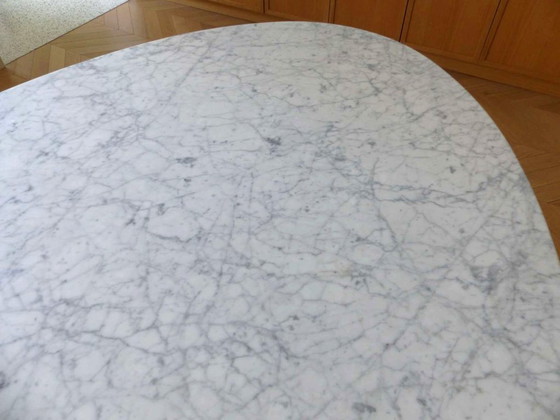 Image 1 of Table " Saarinen Dining Table - Oval " en marbre Statuarietto satiné by KNOLL design Eero Saarinen - 244 cm