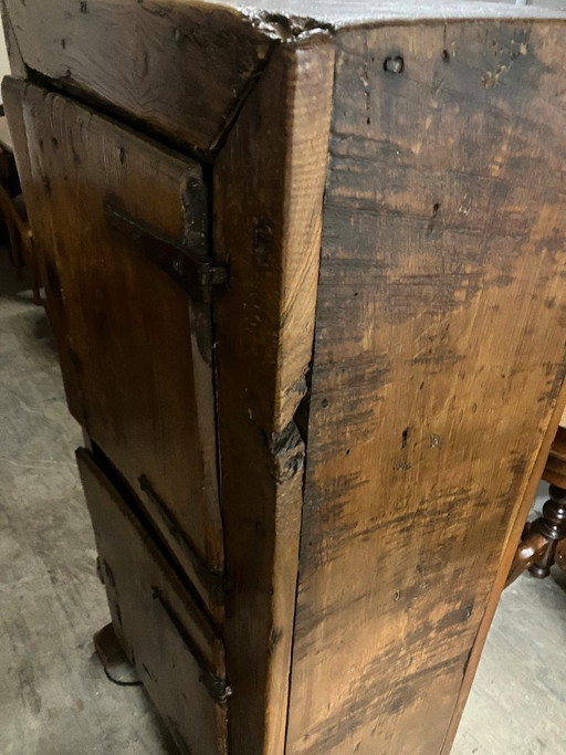 Meuble de rangement en bois ancien avec ferrures métalliques