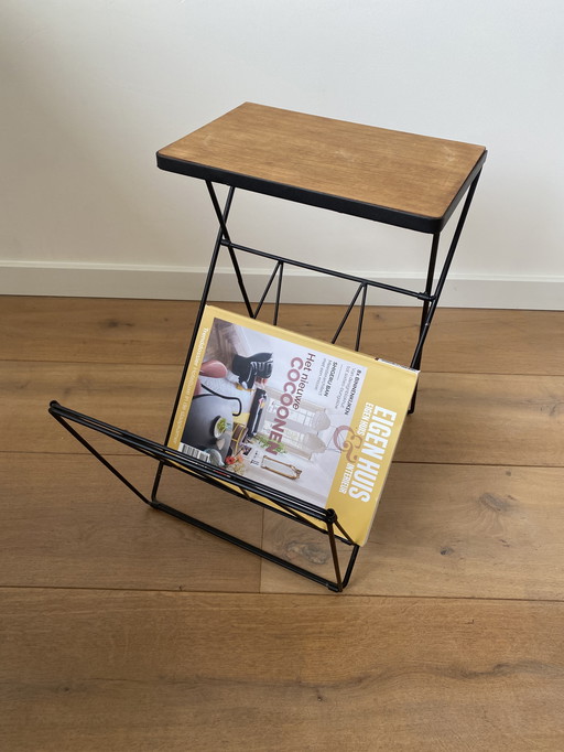 Table d'appoint pliante avec porte-revues des années 1960.