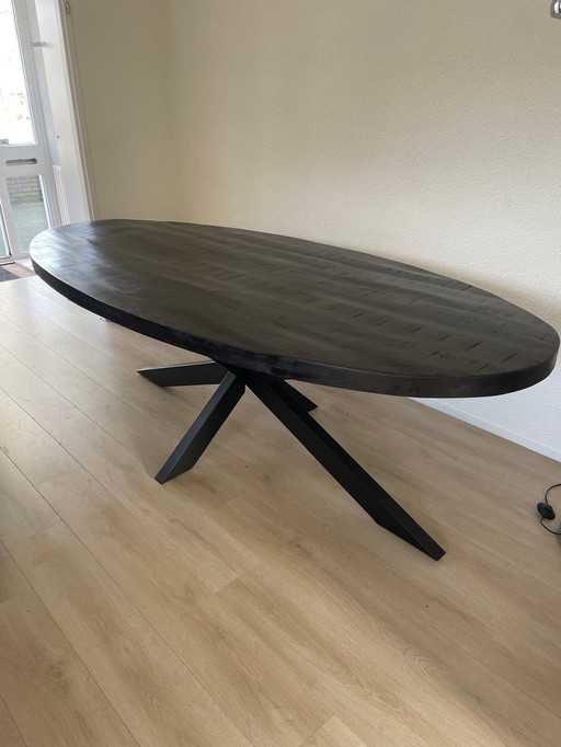 ovaler Esstisch aus schwarzem Mangoholz für 6/8 Personen