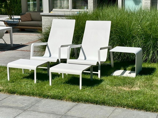 Mobilier de jardin exclusif Tribú Mirthe : 2 chaises longues avec 2 repose-pieds, table d’appoint et coussins