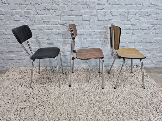 Image 1 of Ensemble de 6 chaises de cuisine vintage Brabantia, gaies et pleines de caractère – Mélange de bois veiné et de similicuir noir