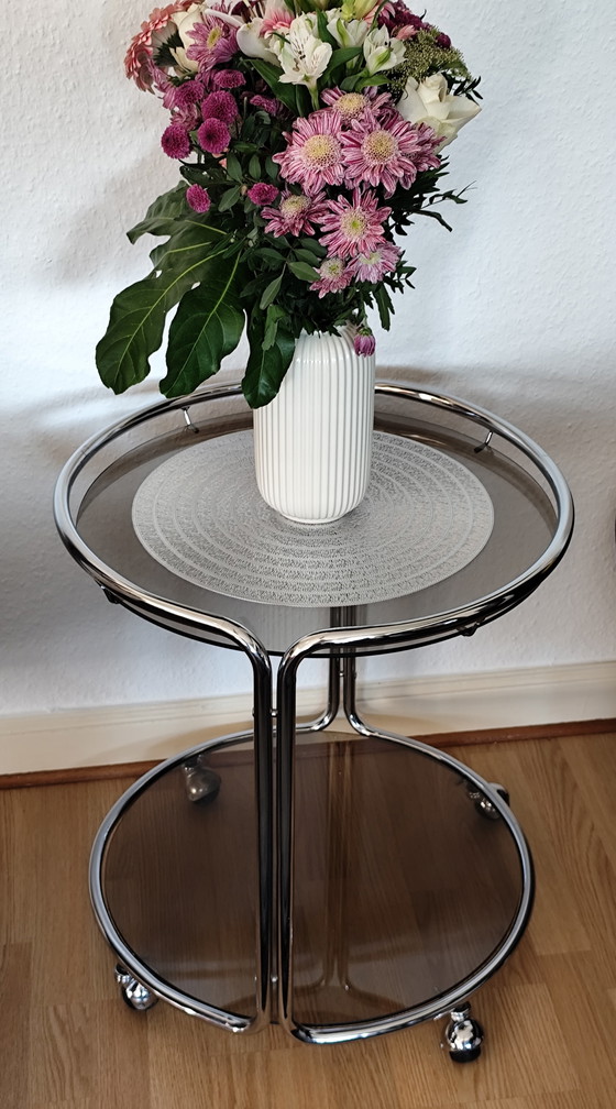 Image 1 of Designklassieker: Vintage barkar/serveerwagen (jaren 70) – rookglas en chroom

