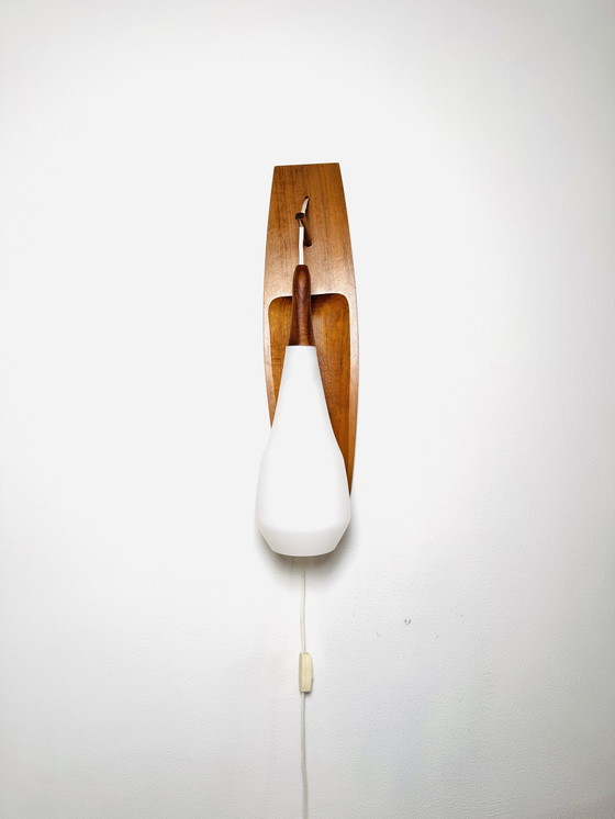 Image 1 of wandlamp in hout en mat opaalglas van LUXUS, ZWEDEN, 1960