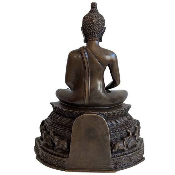Boeddha in meditatie op olifantenvoetstuk – kavel 143 – Beeldhouwkunst (photo 5 of 10)