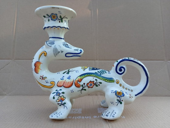 Image 1 of 2 bougeoirs anciens en faïence française – Dragon & Salamandre (ca. 1900, Rouen/Desvres)