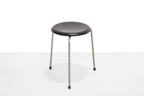 Very early edition Arne Jacobsen DOT stool model 3170 by Fritz Hansen – Wood, Brass, Vintage (photo 2 of 8)
