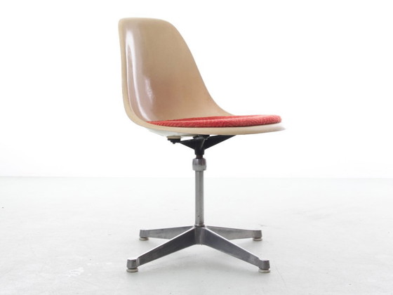 Image 1 of Suite aus 4 drehbaren Space Age-Stühlen. Bezug aus dem Original. Charles Eames - Herman Miller