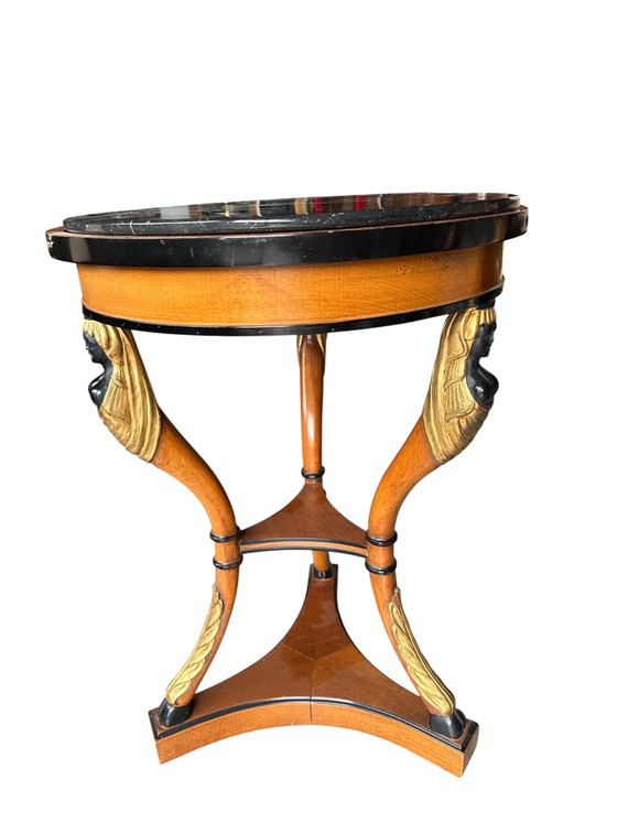 Image 1 of Tavolino d'appoggio a treppiede in stile neoclassico con piano in marmo.