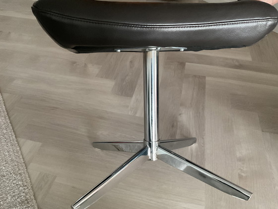 Image 1 of Repose-pieds au design moderne, en chrome et cuir