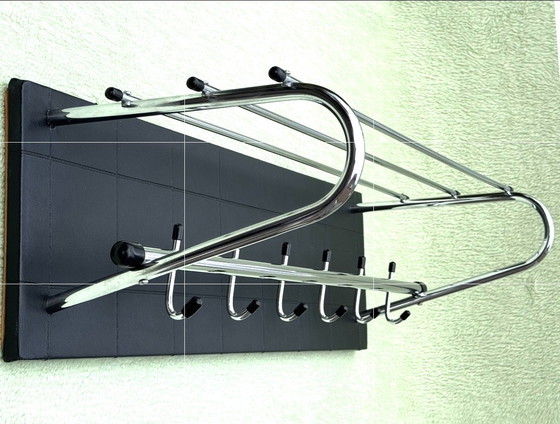 Image 1 of Seltene, ikonische Wandgarderobe aus den Sechzigerjahren | Verchromtes Rohrgestell | Sammlerwert & Museumszustand