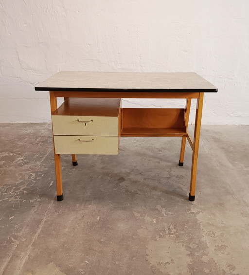 Scrivania vintage di piccole dimensioni, in legno e laminato.