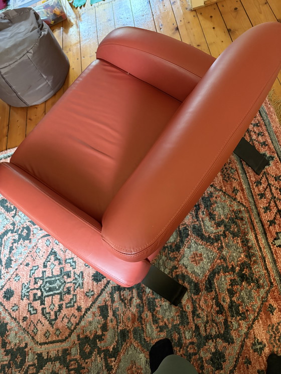 Poltrona in pelle rossa – elegante e di carattere – Poltrone, Leather, Metal (photo 2 of 6)