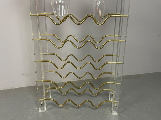 Seltenes skulpturales David Lange Lucite & Messing Weinregal. Frankreich, 1970er Jahre. Ref.: DO2000 (photo 8 of 12)