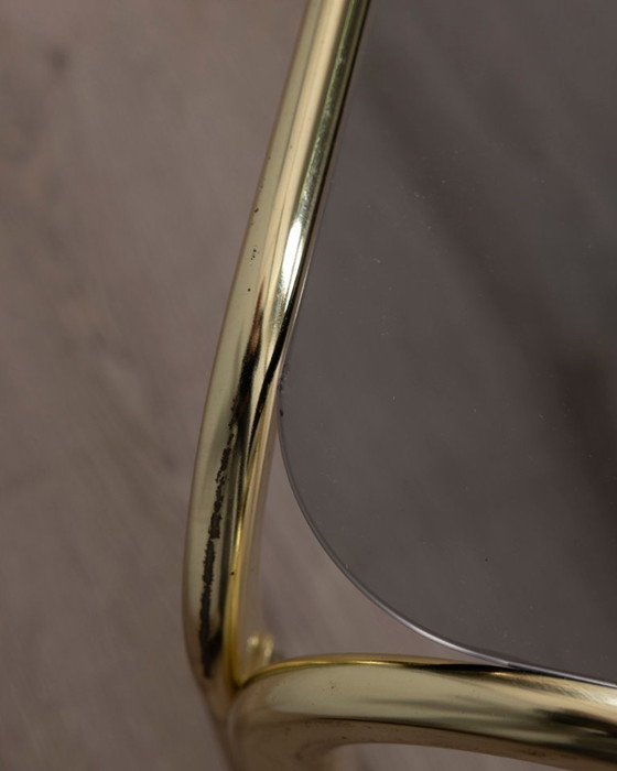 Image 1 of Vintage salontafel uit de jaren 70 in Italiaans design, uitgevoerd in verguld messing en rookglas.