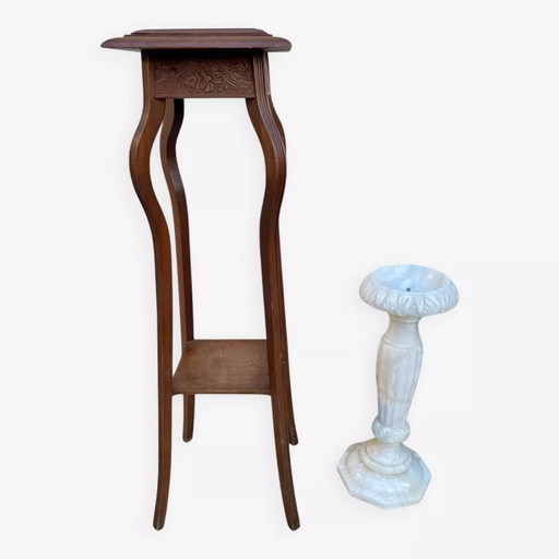 Conjunto de dos columnas antiguas de alabastro y madera sobre encimeras de mármol.