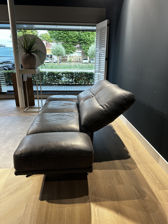 Divano di design in pelle grigia con poggiatesta regolabili e funzione lounge. – Koinor, Divani 2 posti (photo 5 of 6)