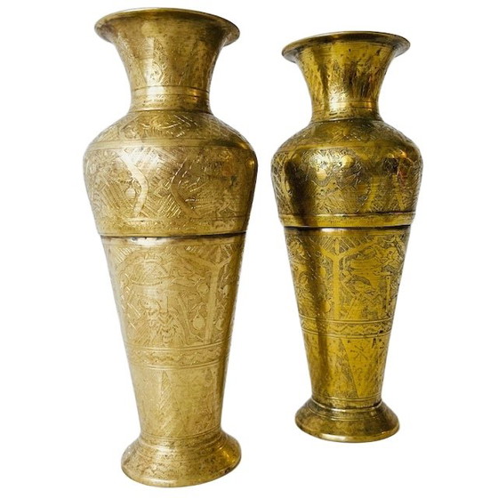 Image 1 of Coppia di antichi vasi orientali in ottone inciso anni '20
