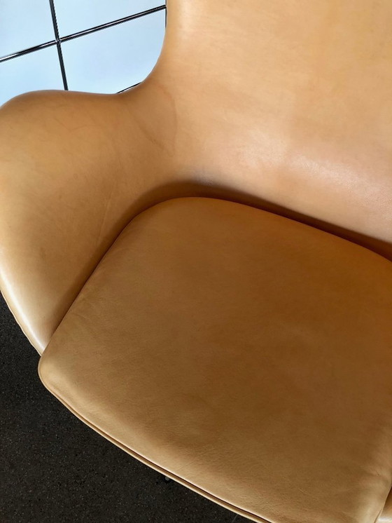 Image 1 of Sedia a uovo di Fritz Hansen con poggiapiedi (edizione anniversario)