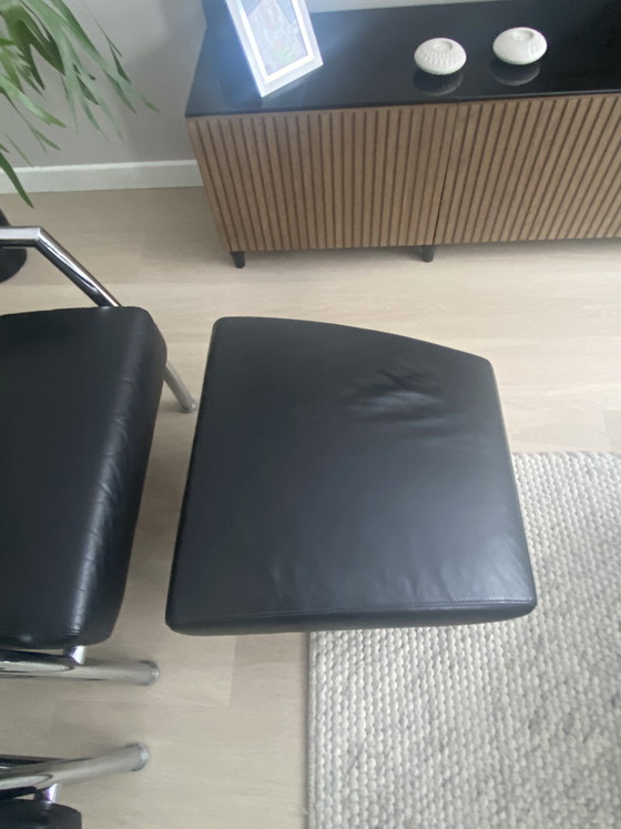 Image 1 of Dos sillones Leolux y un puf Helical con tapizado de piel Wapiti negra y estructura cromada.