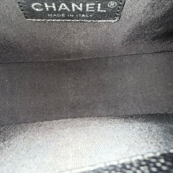 Image 1 of Chanel Boy Medium – Gestepptes, genarbtes Kalbsleder in Caviar-Optik, schwarze Ruthenium-silberne Beschläge, Serie 20