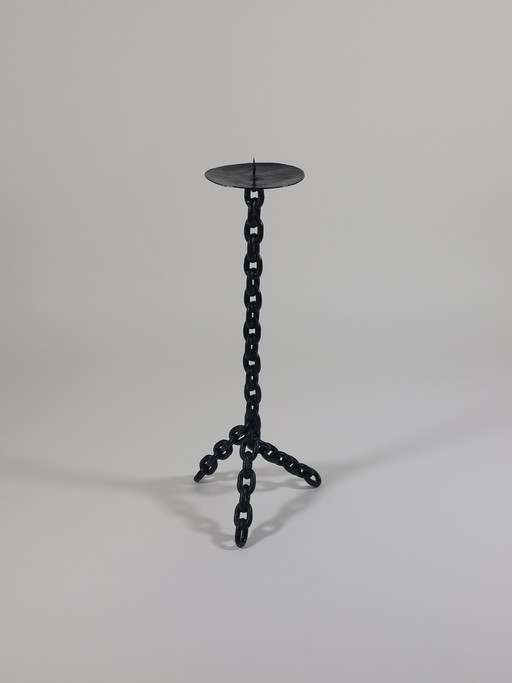 Candelabro da terra in stile brutalista con catena nera vintage.