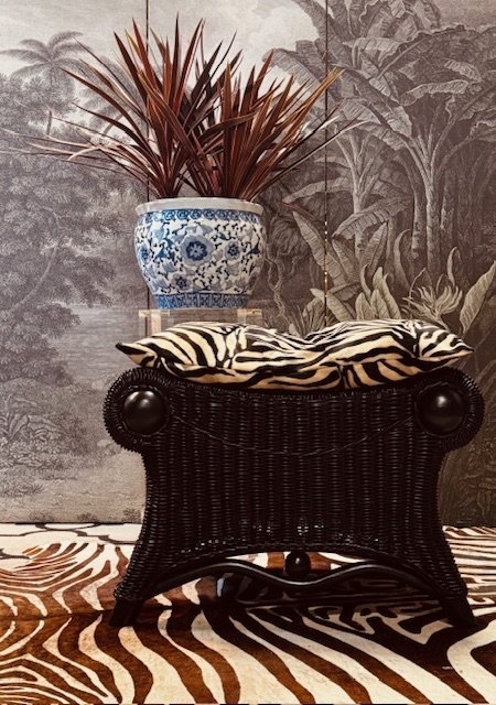 SGABELLO POGGIAPIEDI IN RATTAN NERO CON CUSCINO ZEBRA