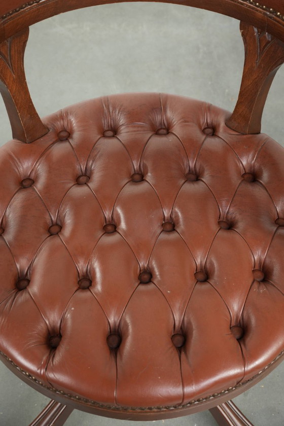 Image 1 of Draaibare rundleren Engelse stijl chesterfield bureaustoel in een mooie bruine kleur