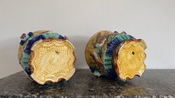 Image 1 of Paar antike französische Majolika-Pflanzgefäße – Barbotine – Vogel- und Blumenrelief