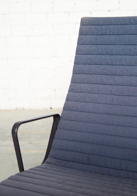 Charles & Ray Eames Stoel EA124 & Ottomane EA125 voor Vitra/Herman Miller – Verstelbare relaxstoel, Textiel (photo 15 of 20)