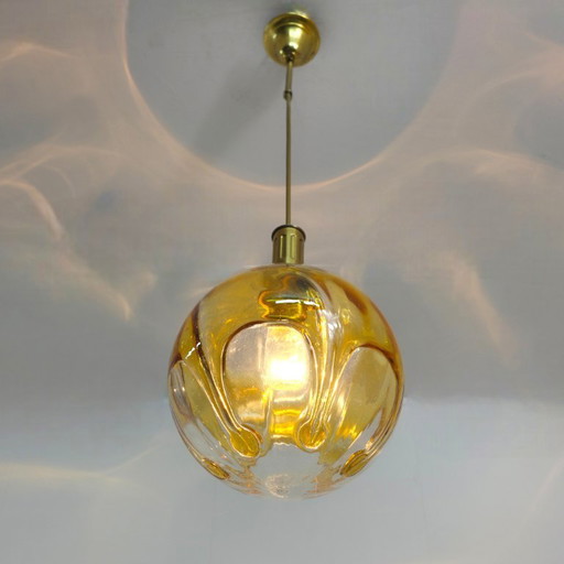 Lampada a sospensione italiana in vetro di Murano anni '60 in ottone con vetro di Murano colorato