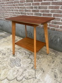 Chariot de chevet vintage danois en teck, table d'appoint haute et élégante.