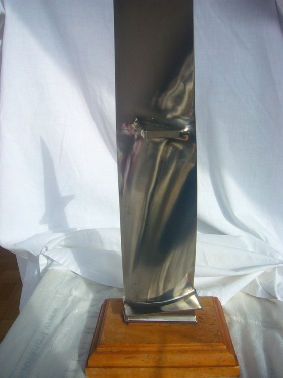 Objeto de titanio metálico, obra de arte, escultura hecha a partir de una pala de ventilador, pala de (photo 11 of 11)