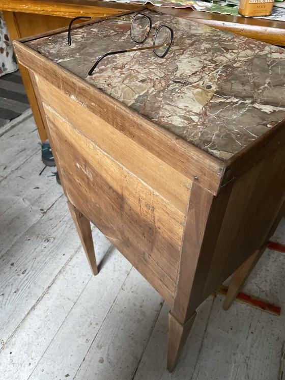 Image 1 of 19e-eeuwse notenhouten nachtkastje