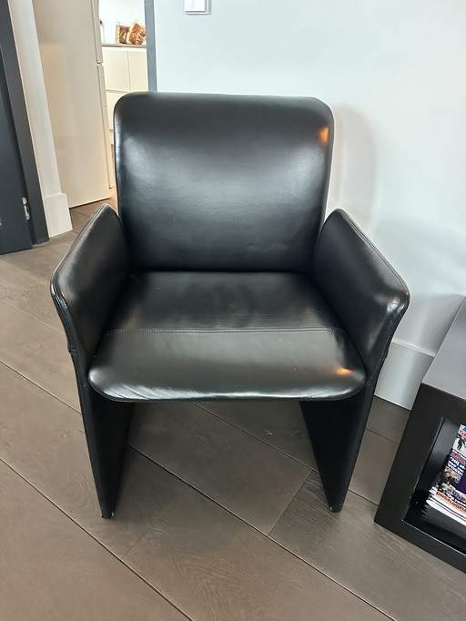 10 sedie da pranzo in pelle Saporiti con braccioli: design italiano senza tempo