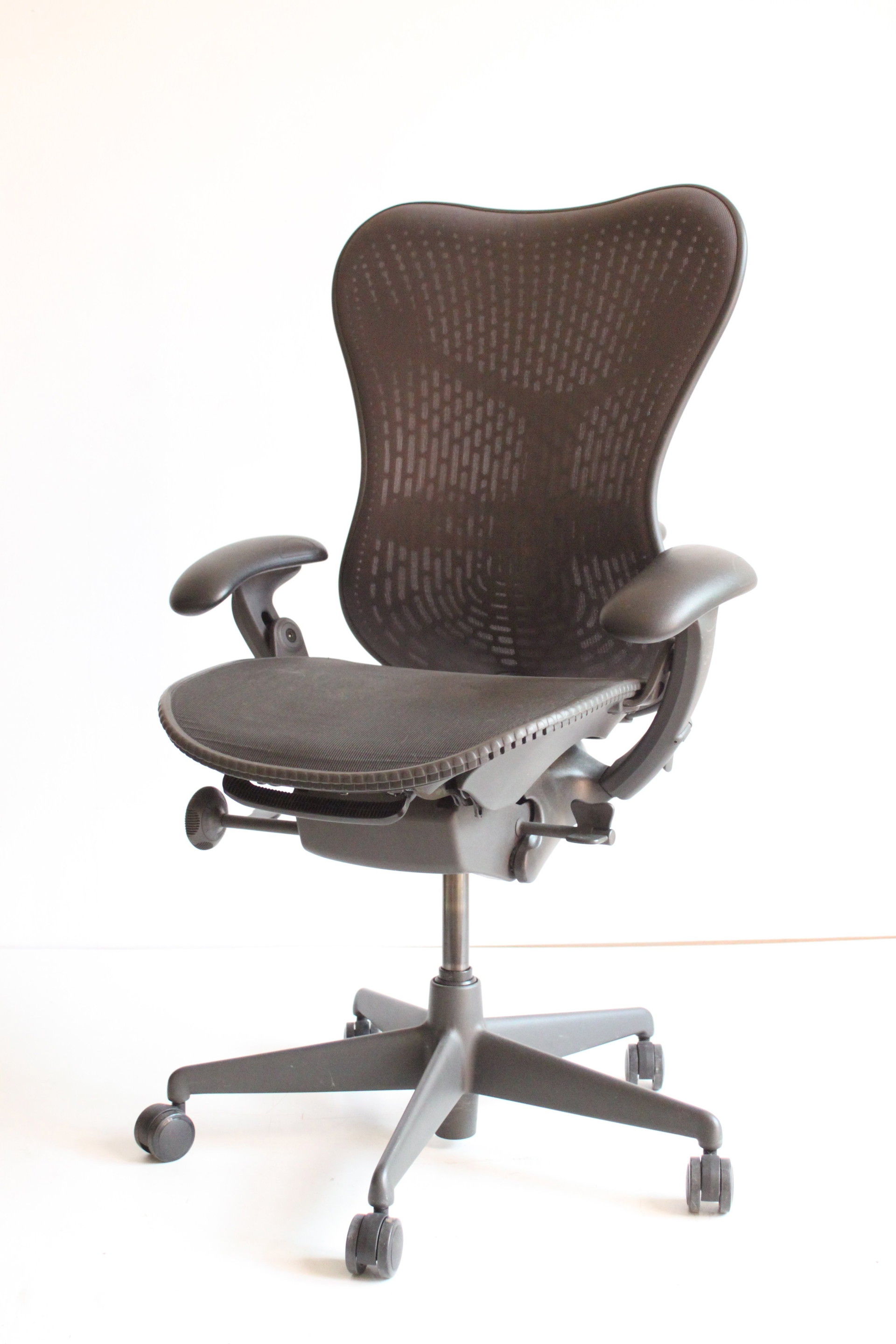 Herman Miller Mirra 1 Desk Chair by Studio 7.5, Berlin 2003 | €255