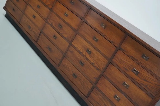 Image 1 of Großer Art-Deco-Apothekerschrank/Aktenschrank oder Sideboard aus niederländischer Eiche, 1930er Jahre