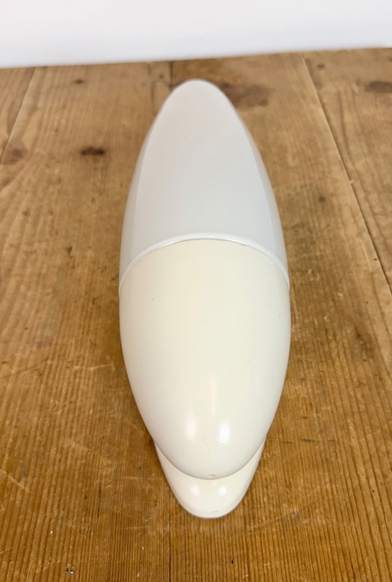 Image 1 of Industriële witte bakelieten wandlamp met melkglas, jaren 1950