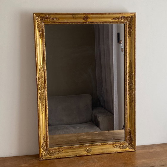 Image 1 of Vergulde spiegel met decoratie uit het einde van de 19e eeuw. 96x68 cm.