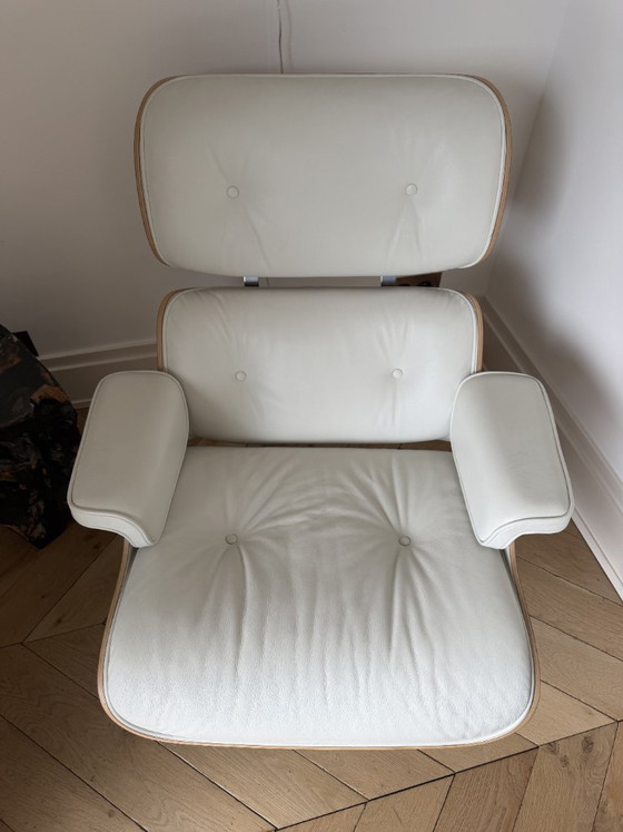 Lounge Chair e Ottoman, pelle bianca e legno, Eames lounge chair, Poltrone, Bianco, Mid Century Modern (foto 2 di 5)