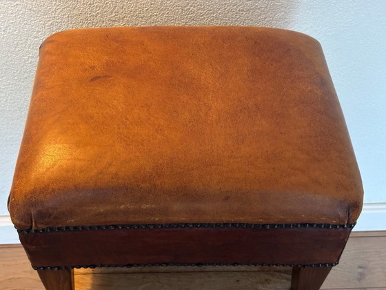 Image 1 of Hocker Bruin Schaapsleer met messing afwerking