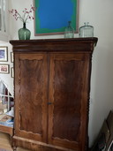 Antiker Wandschrank mit Regal