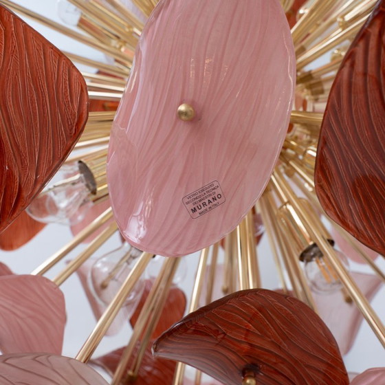 Image 1 of Italiaanse Sputnik-kroonluchter in roze en robijnrood Murano-glas en messing