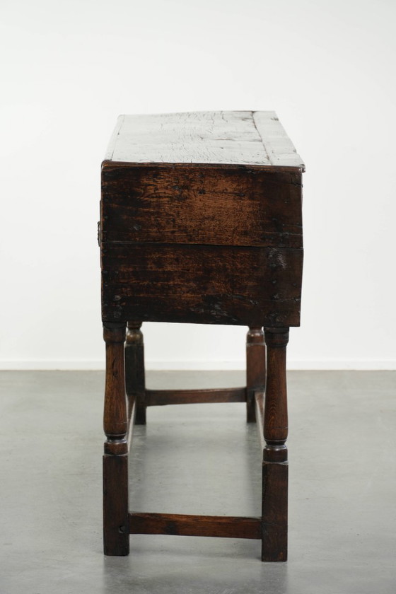 Image 1 of Antiek Engels eikenhouten dressoir met drie lades uit eind 17e/ begin 18e eeuw