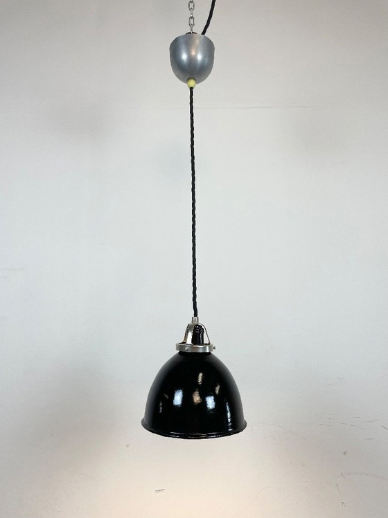 Image 1 of Kleine industriële hanglamp van zwart emaille, jaren 50