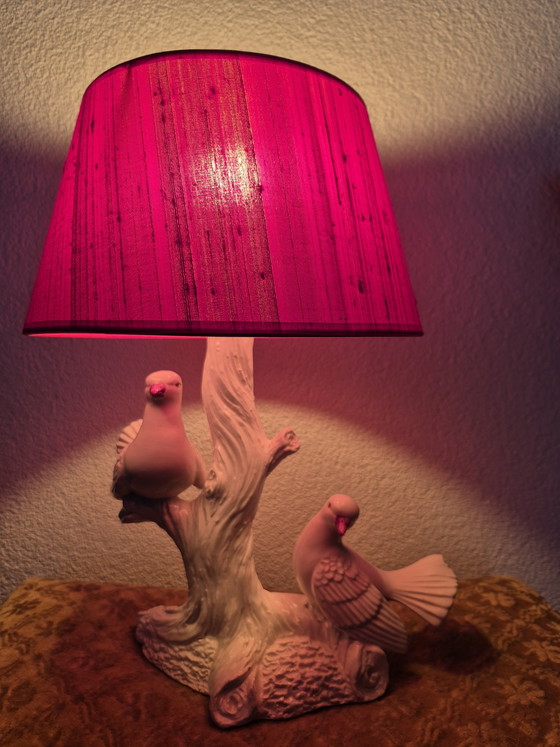 Image 1 of Vintage Hollywood Regency Italiaanse keramiek tafellamp duiven op boomstam 