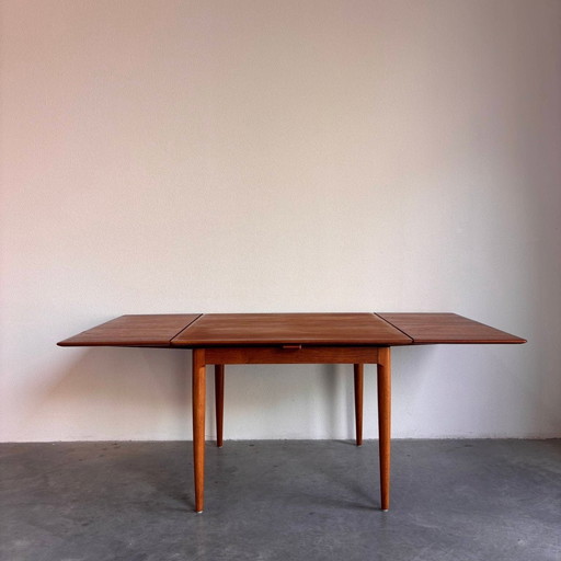 Table de salle à manger vintage en teck carré