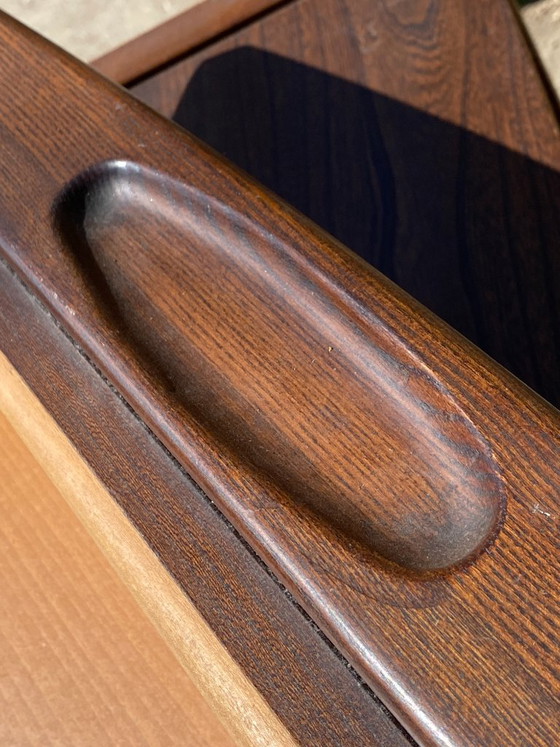 Image 1 of Vintage ladekast uit de jaren 70 van massief iepenhoutfineer met 3 lades.